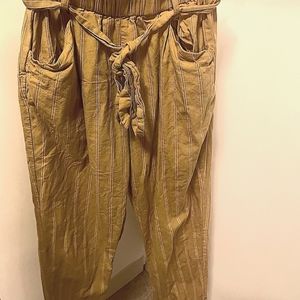 🌼High-waisted, pin striped pants 🌼